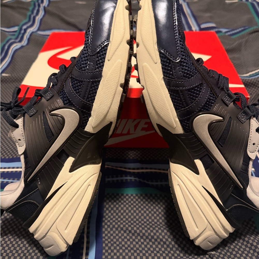 Nike Men’s Navy and Light Gray Athletic Sneakers - Picture 4 of 7